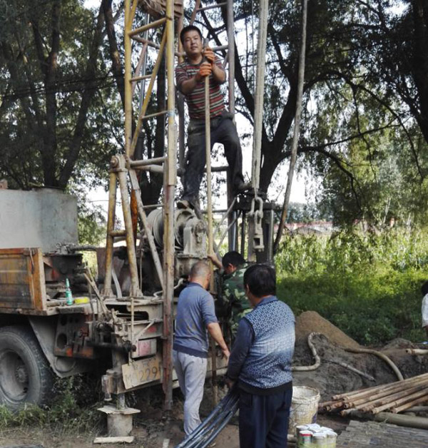 地源熱泵安裝流程-鉆機(jī)打孔鉆孔下U型管 地源熱泵安裝流程-鉆機(jī)打孔鉆孔下U型管